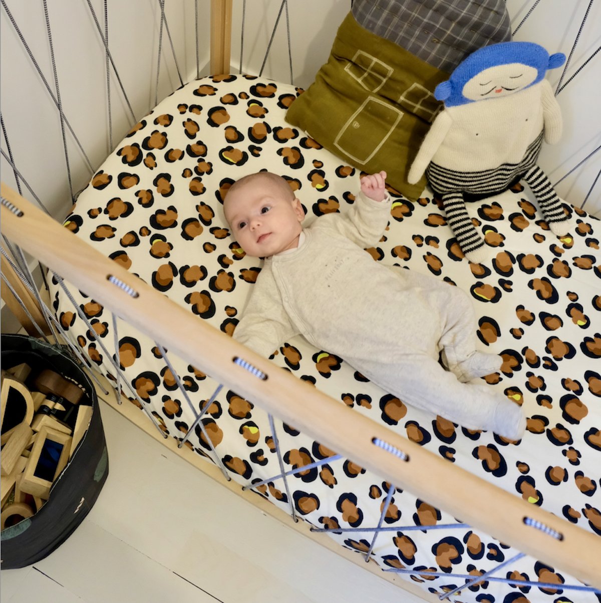 sábana bajera jersey bebé motivo leopardo