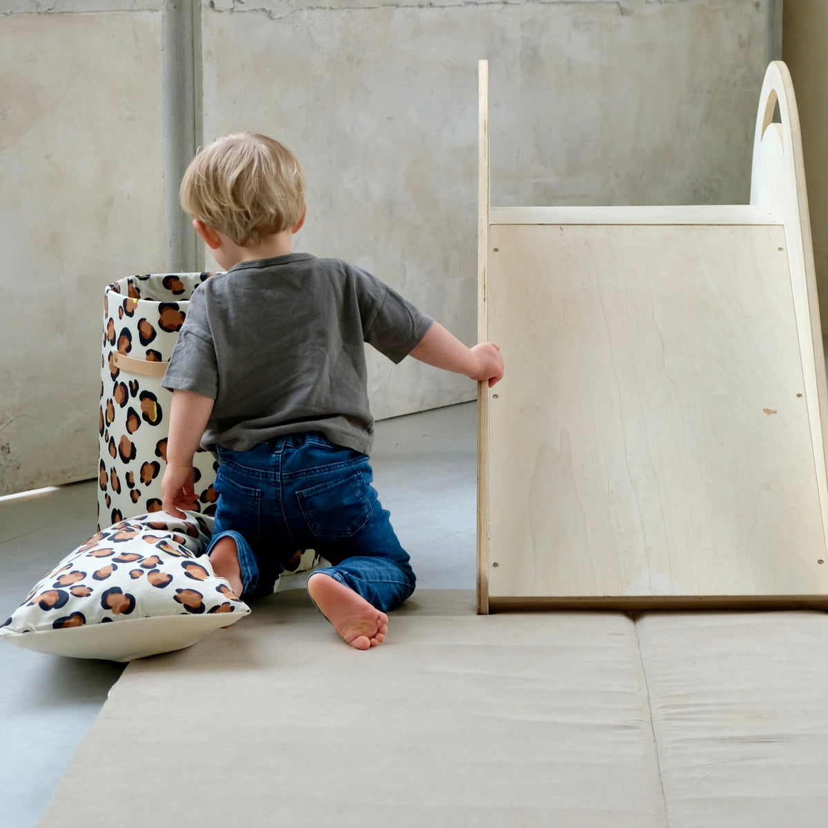 grote opbergmand voor speelgoed in kinder- en slaapkamers met luipaardmotief 