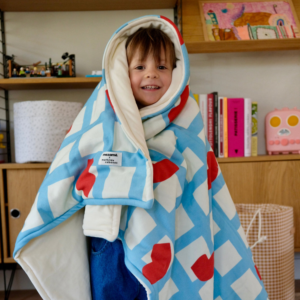 superzachte, knusse deken met sweaterlook, samenwerking Mathilde Cabanas, kusjes en mondjes 