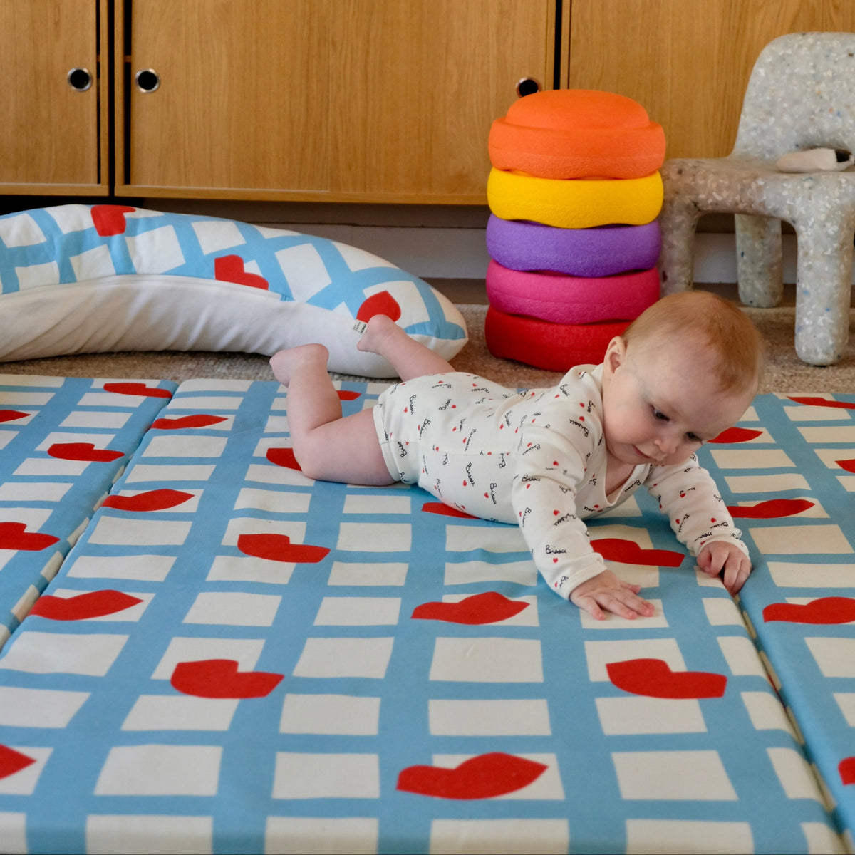 Spielmatte Spiele Ruhezeit Maxi-Format King Size XXL Kollaboration Mathilde Cabanas Herz-Mund-Muster