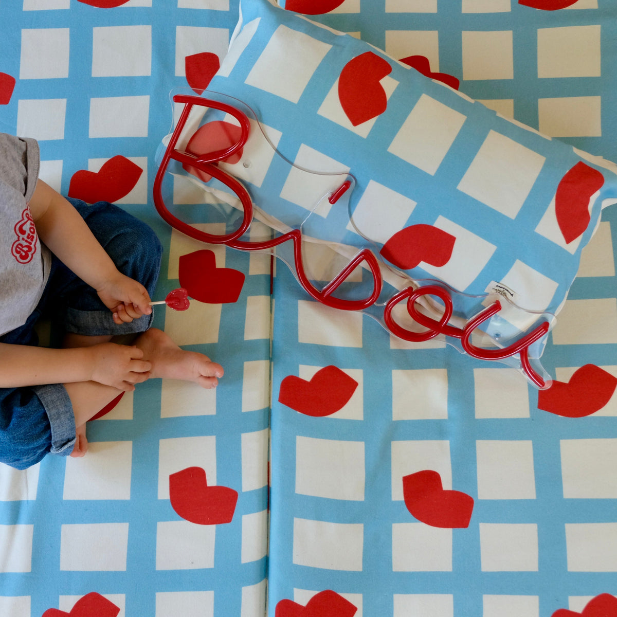 Spielteppich Frühförderung Motorik Spiele Ruhezeit Maxi-Format King Size XXL Kollaboration Mathilde Cabanas Herz-Mund-Muster