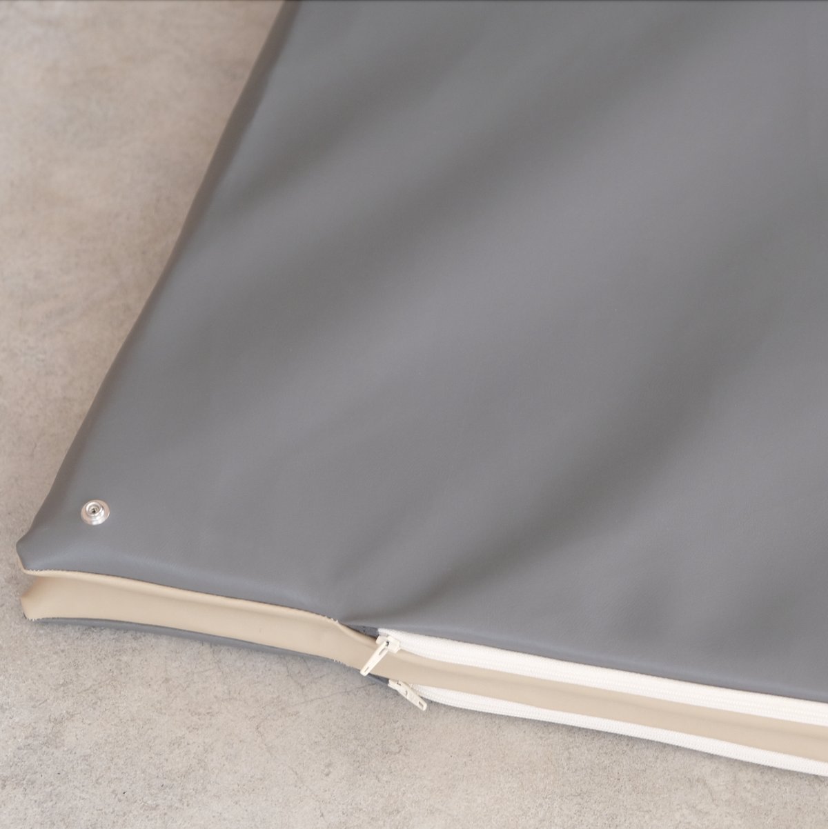 alfombra de juego impermeable y estimulación motriz para bebé y niño 
impermeable liso beige sésamo reversible