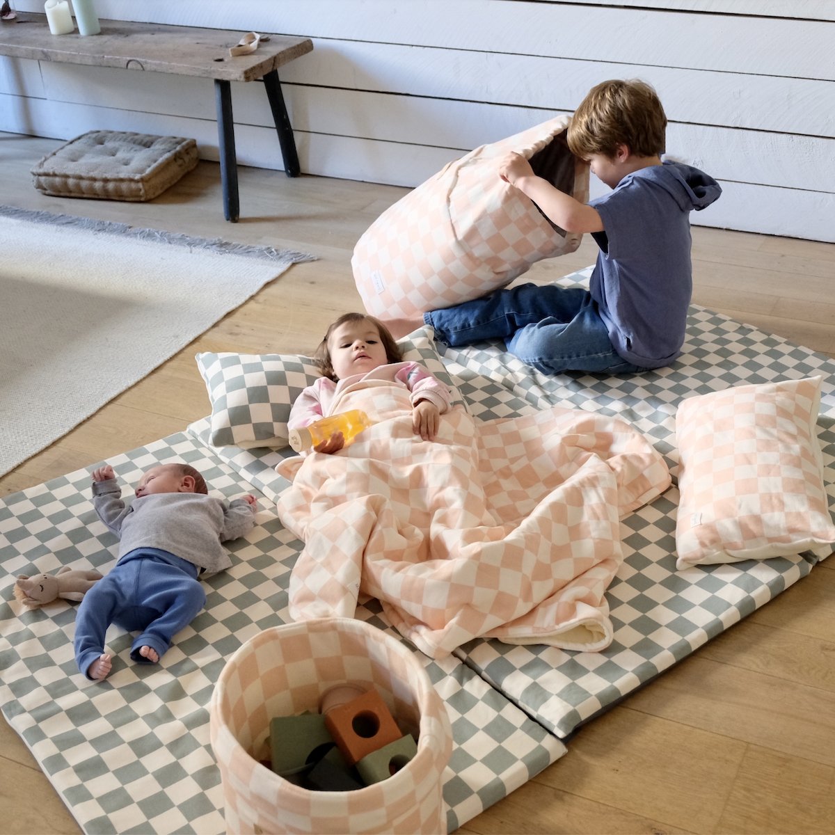 coussin moelleux bebe enfant imprime damier rose 