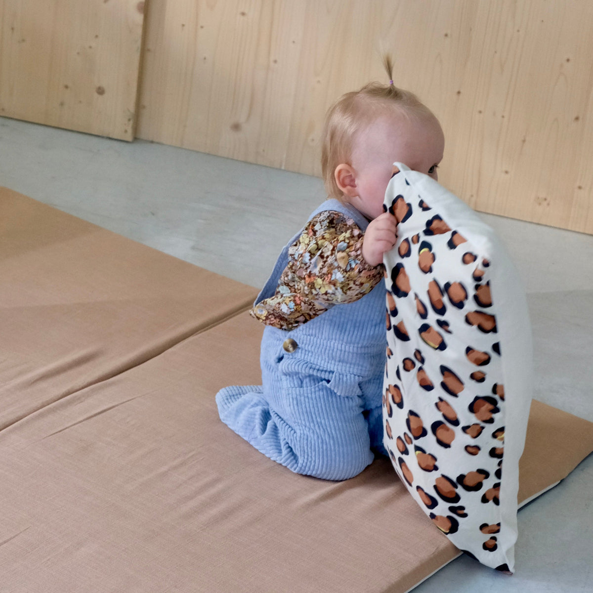 cojín infantil habitación motivo leopardo 
