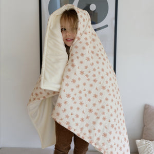 kuschelweiche Kinderdecke mit Blumenmuster 