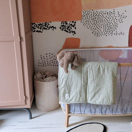 Kuscheldecke warm und weich Kind Farbe Salbei