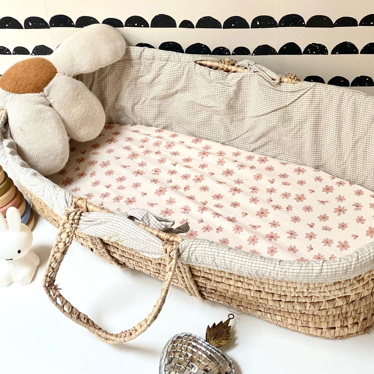hoeslakens aankleedkussen en mozesmandje jersey baby kind roze bloemen