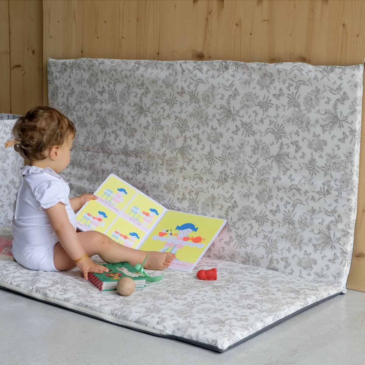 hoes speelkleed voor motoriek en spel baby samenwerking met Tartine et Chocolat kleur grijs 