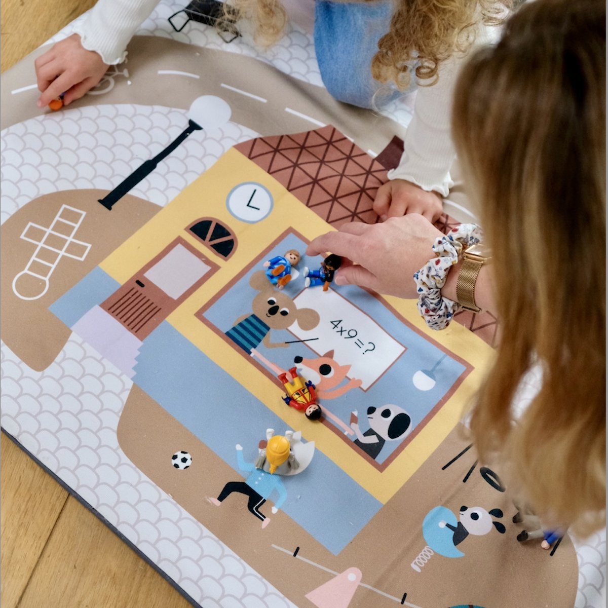 housse activite à enfiler tapis d'eveil motricte jeux enfants bébé temps calme kids friendly s'amuser