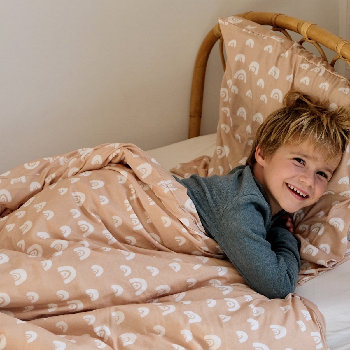 kinder- en babykussensloop van jersey met zalmkleurige regenboog