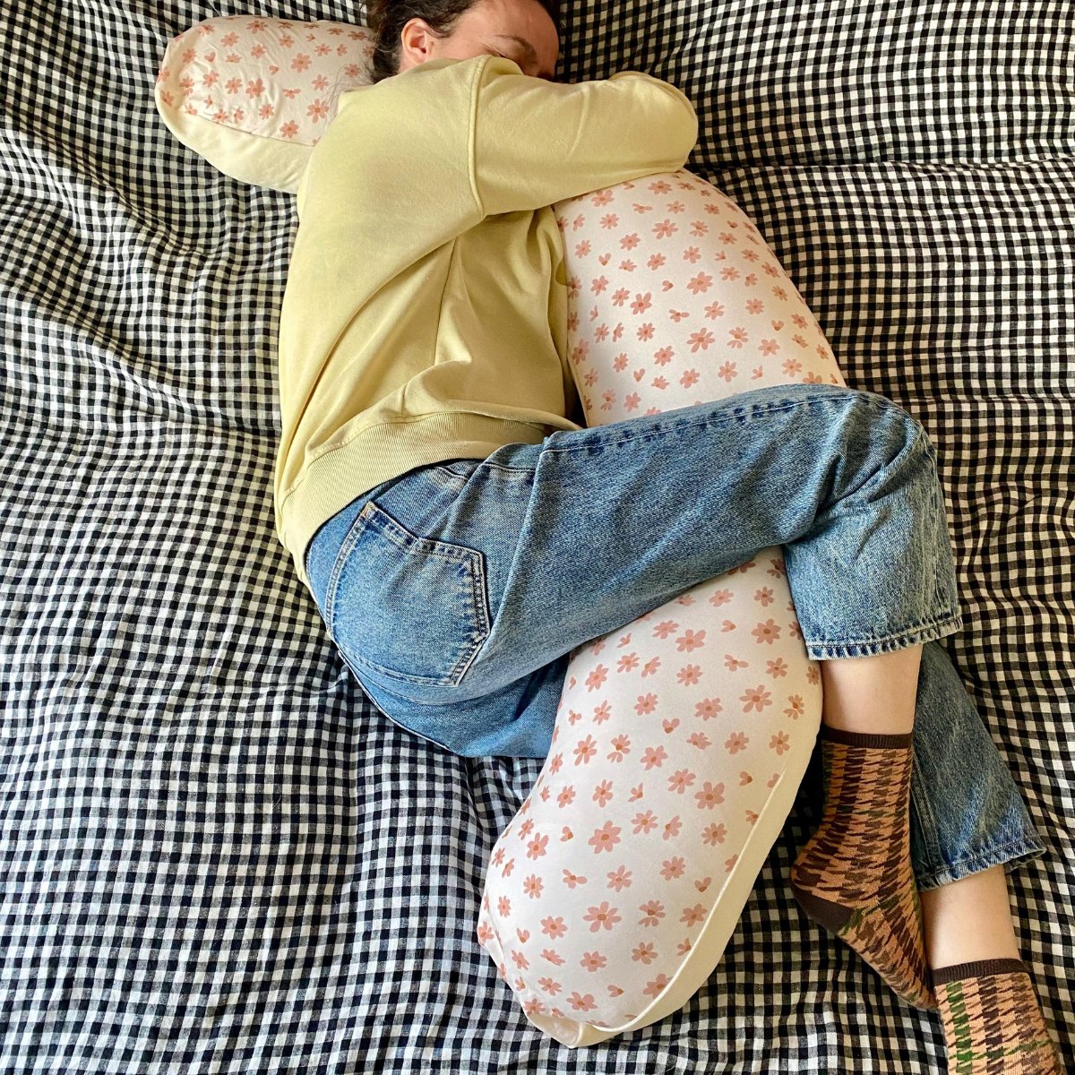 cojín de lactancia y maternidad sin microperlas en jersey floreado 