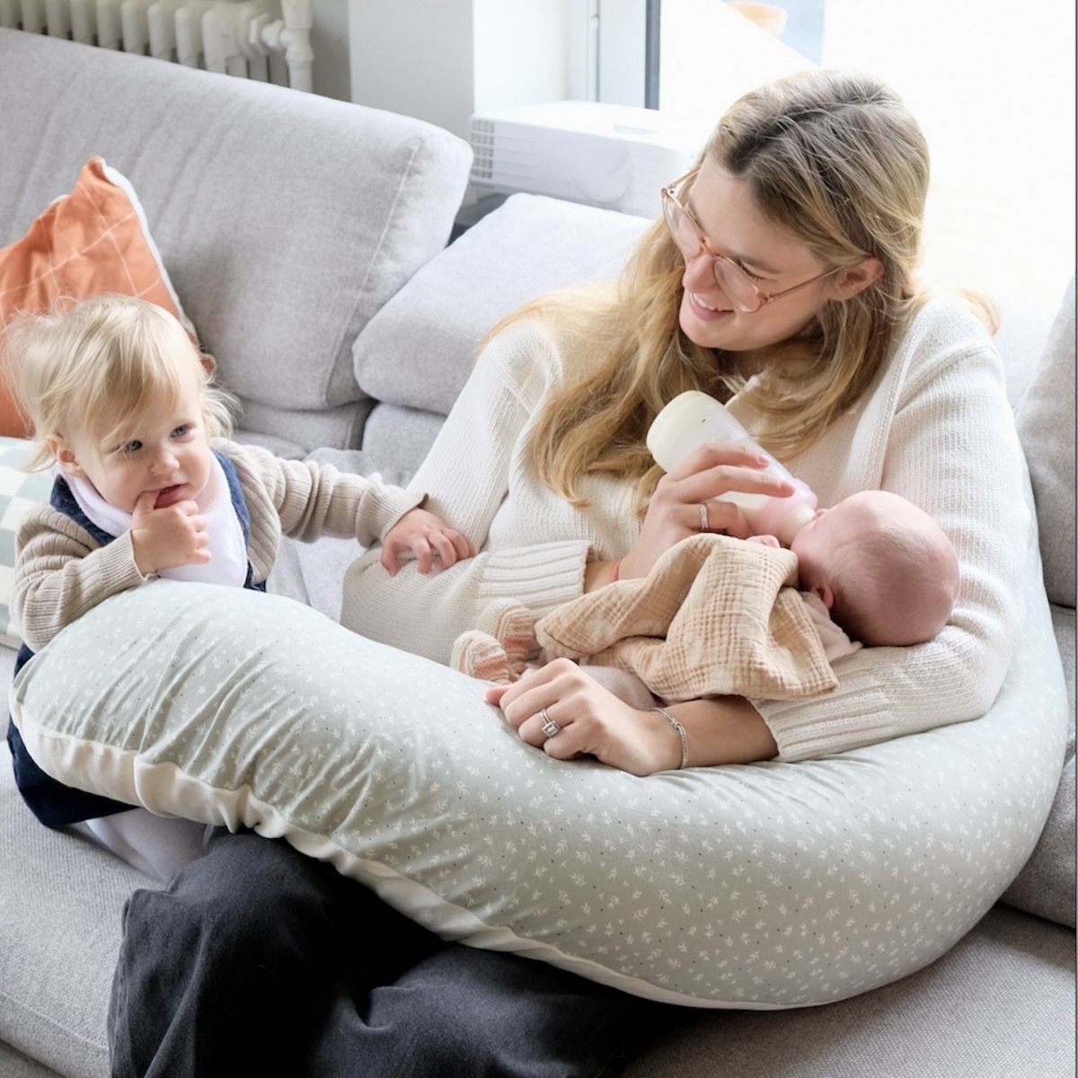 coussin d'allaitement et de maternite bébé maman en jersey tout doux coloris sauge