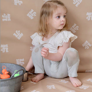 alfombra de juego waterproof y motricidad para bebé y niño estampado aire de je beige 