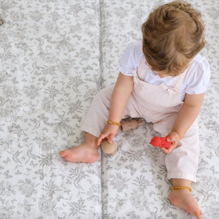 alfombra de juego motricidad y juegos bebé niño colaboración tartine&chocolat color gris 