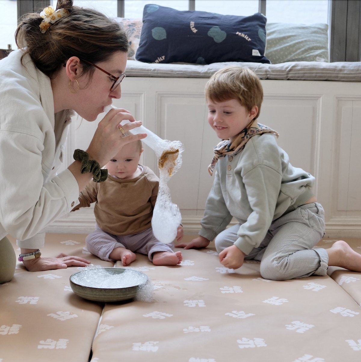 groot waterdicht speel-, motoriek- en activiteitenkleed voor baby’s en kinderen met beige speelplaatsprint 