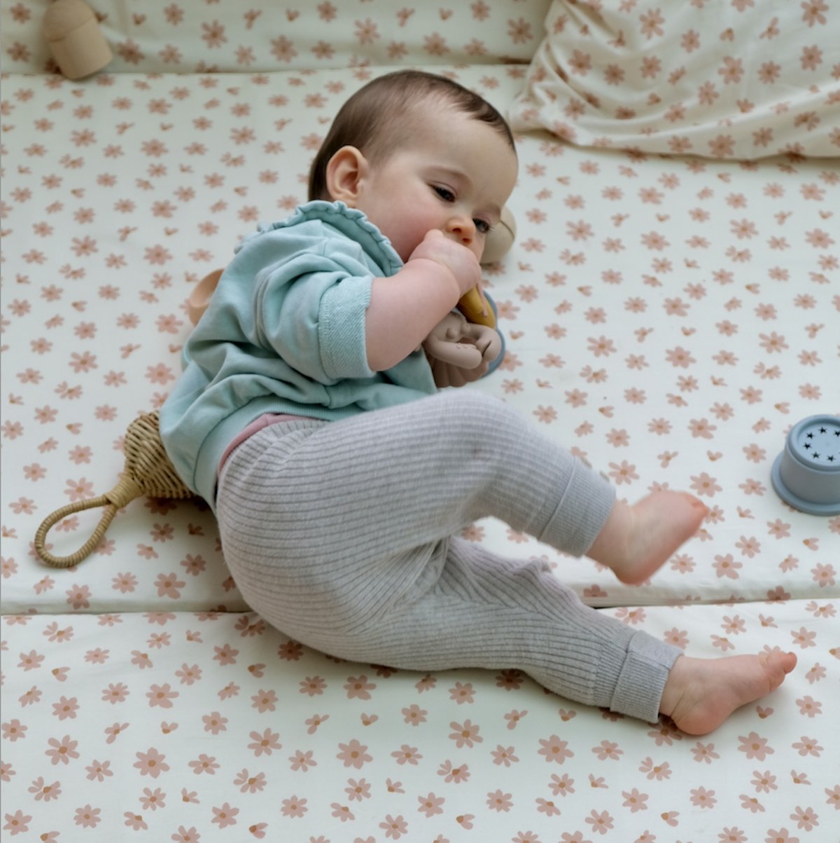 Große Krabbeldecke und Spielmatte für Babys und Kinder mit Blumenmuster 