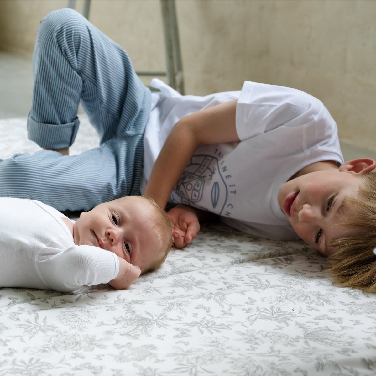 Krabbelmatte Motorik und Spielmatte Baby Kind Großformat XXL Tartine et Chocolat Farbe Grau 