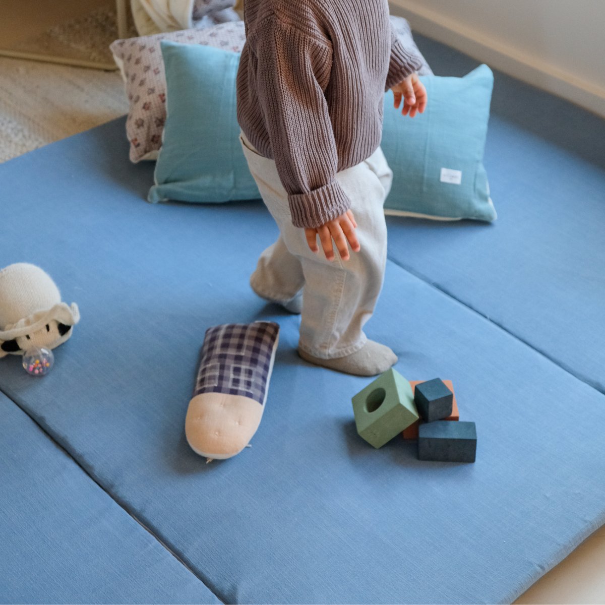 große einfarbig blaue Spielmatte für Babys und Kinder zur Förderung von Wahrnehmung, Motorik und Spiel