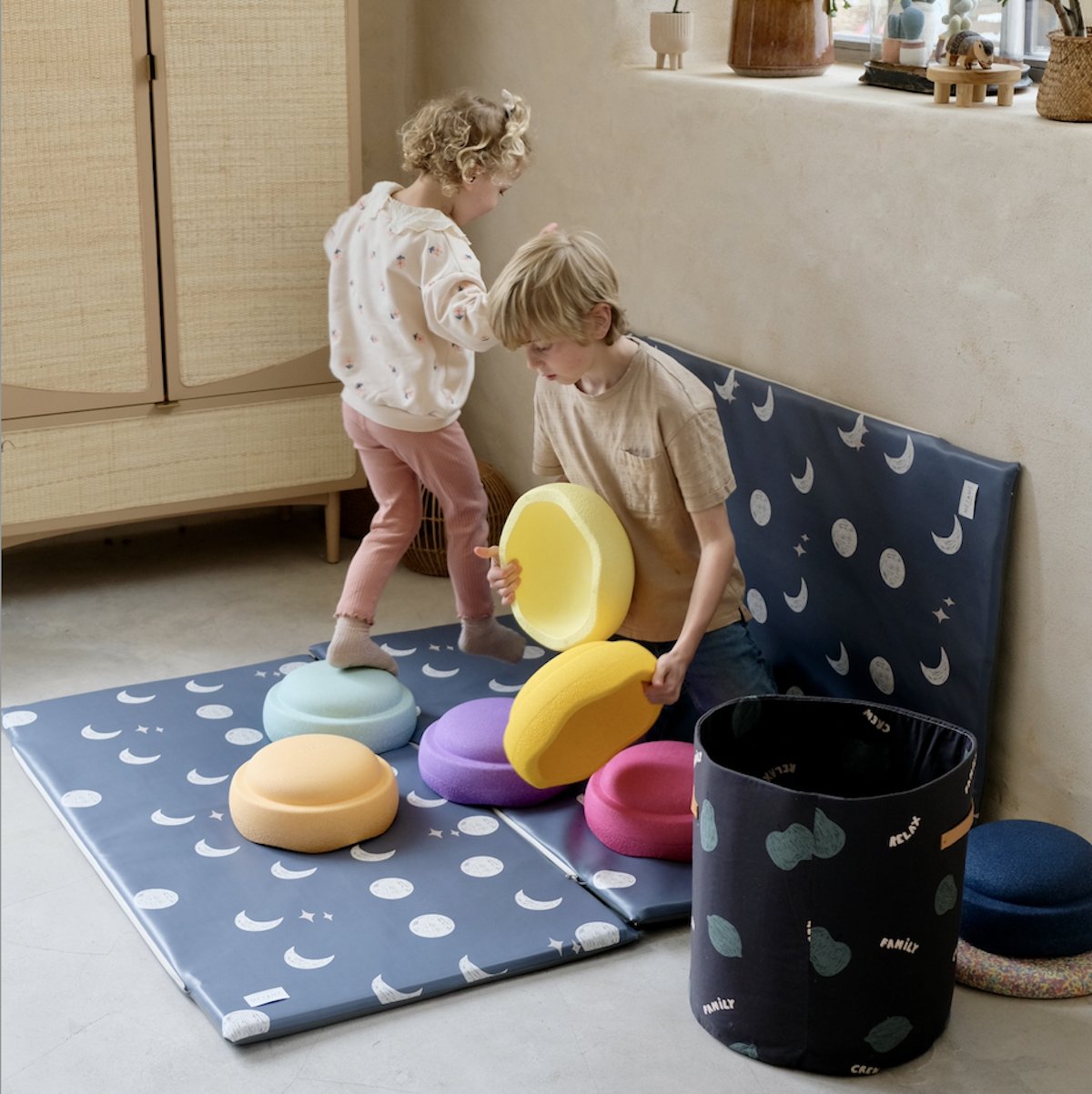 waterdichte speelmat voor motoriek en spel baby en kind groot formaat XXL waterproof met blauwe maanprint to the moon