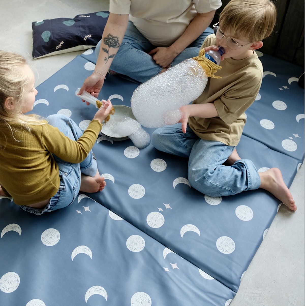 speelmat babyontwikkeling motoriek en spelletjes baby kind groot formaat XXL waterproof print blauwe maan to the moon
