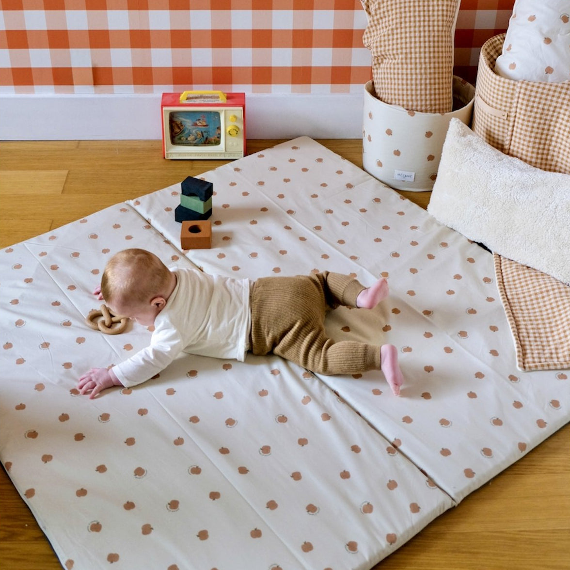 Spiel- und Krabbelmatte für Babys und Kinder mit Liebesapfel-Muster 