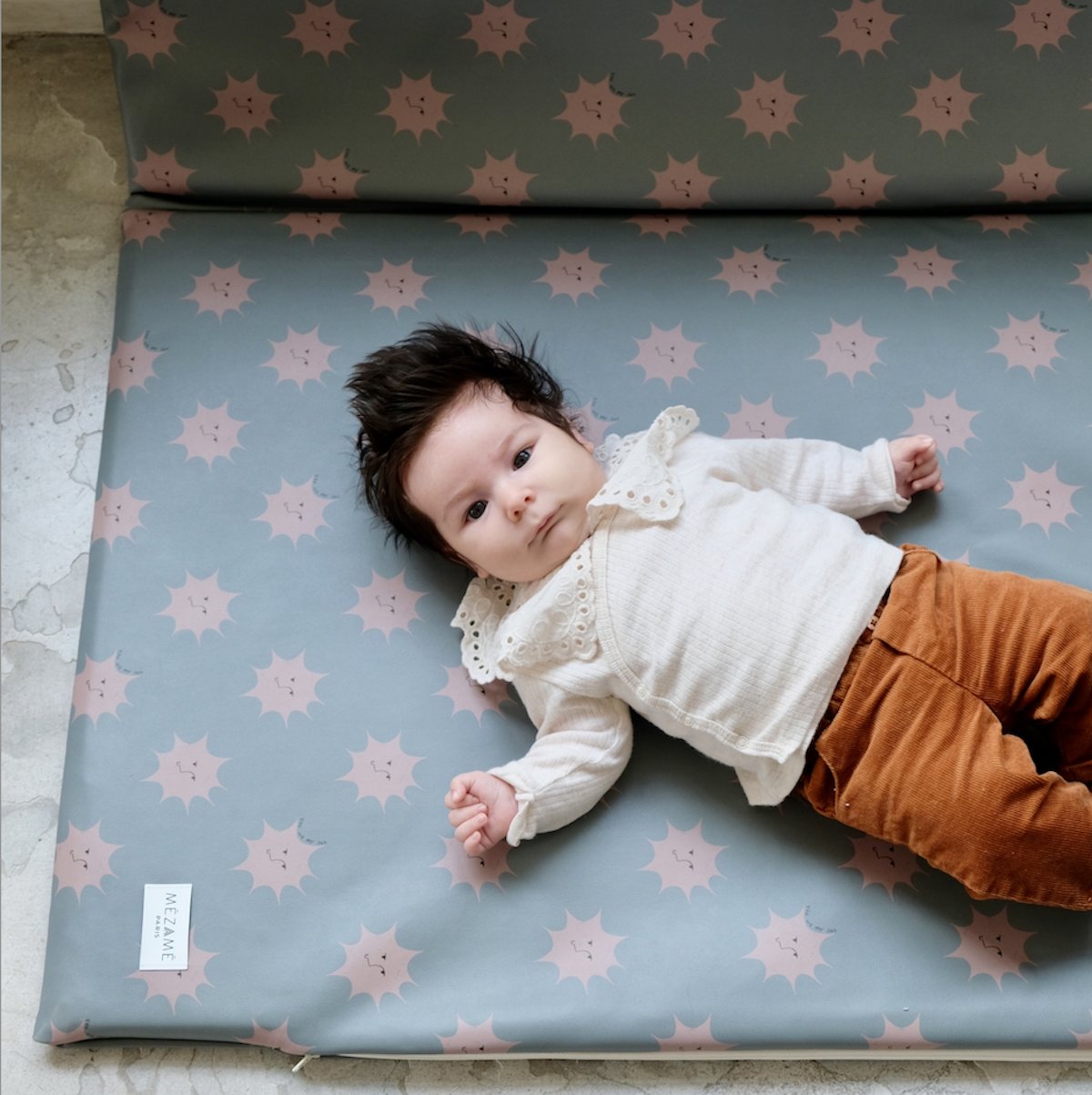 Spiel- und Entdeckungsmatte für Babys und Kinder 
wasserfest mit Sonnenprint