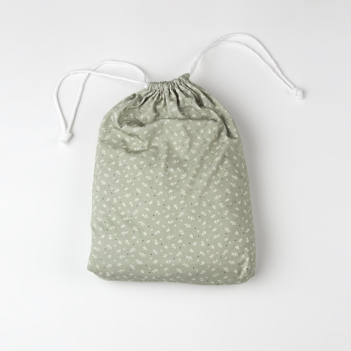 beddengoedset voor baby en kind van superzachte jersey in saliegroene kleur met pyjamazakje