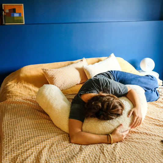 ultra-soft maternity and breastfeeding pillow with fluffy sheepskin effect