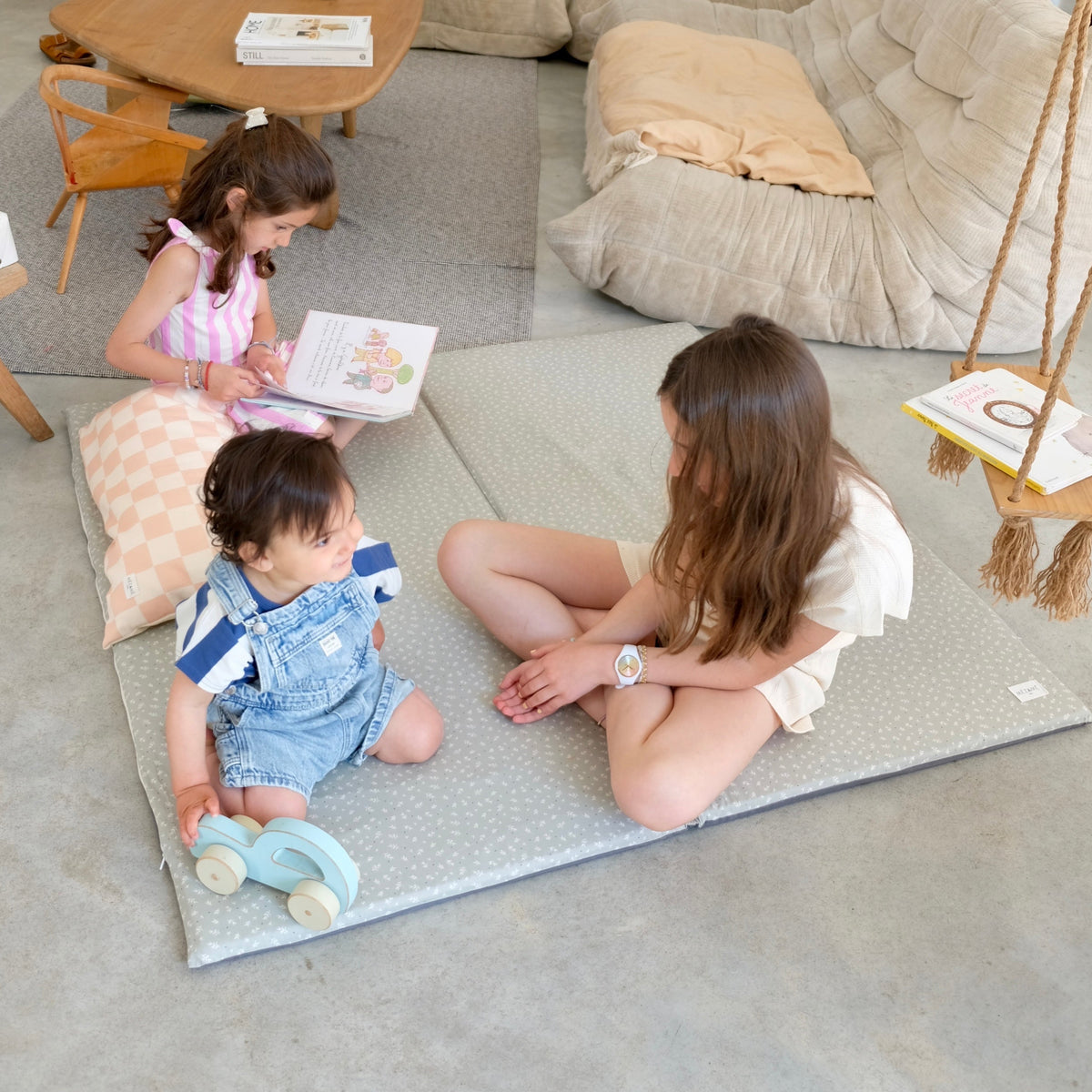 mitwachsende Spielmatte für Motorik und Wahrnehmung aus Bio-Baumwolle, sanftes Grün, Blätterprint, Baby